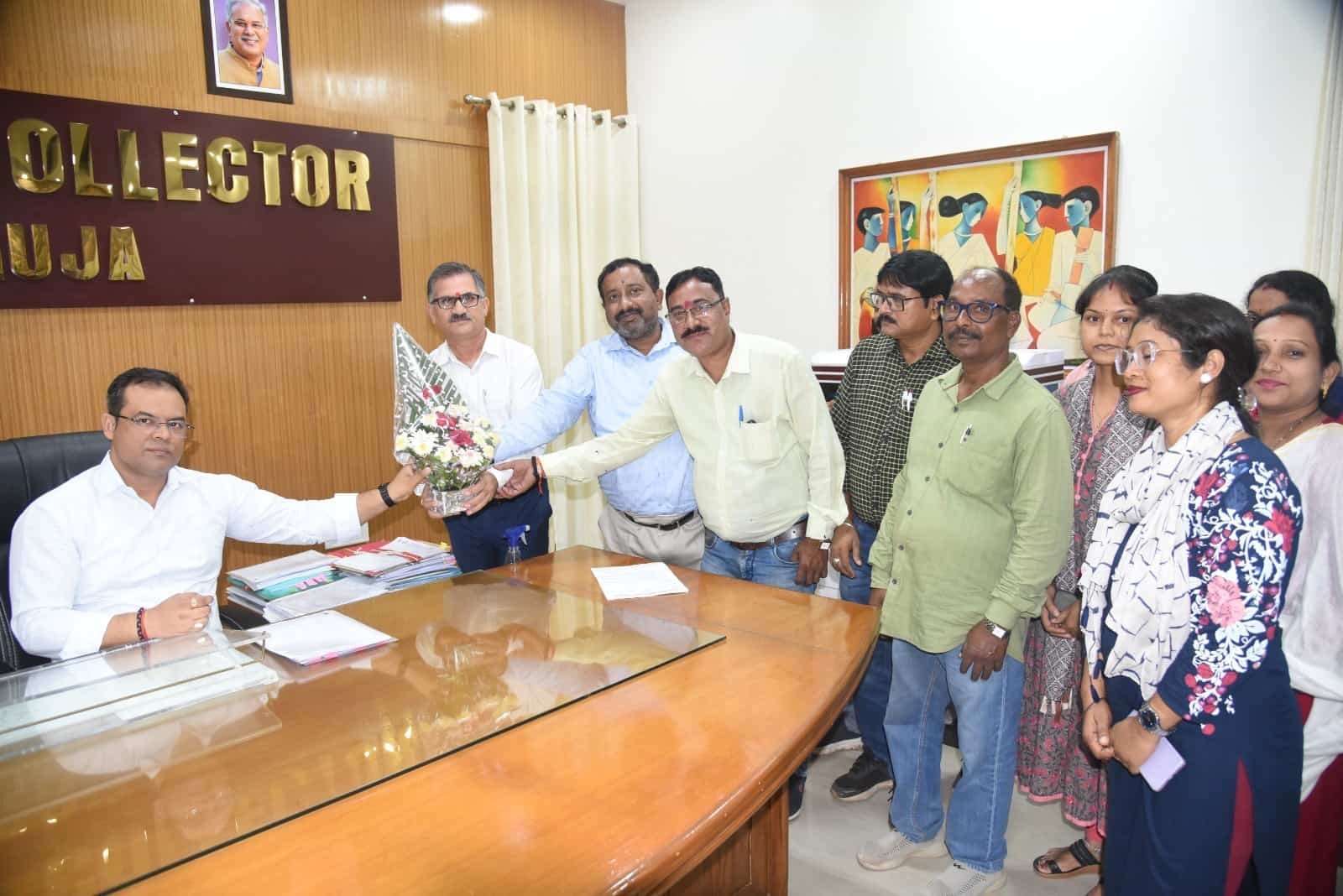 Ambikapur News :समयमान वेतनमान आदेश जारी किए जाने पर छत्तीसगढ़ लिपिक वर्गीय शासकीय कर्मचारी संघ ने कलेक्टर से मिलकर दिया धन्यवाद