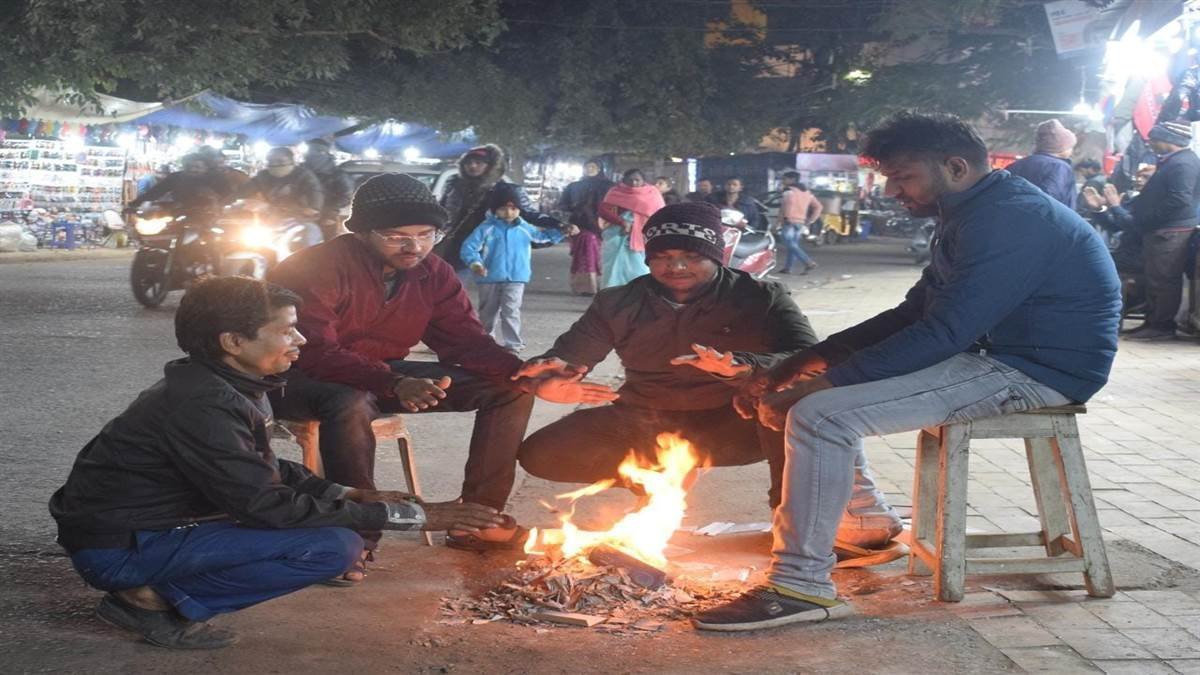 कोहरे, बादल के बीच ठिठुरा रहीं ठंडी हवाएं, कल बरस सकता है पानी
