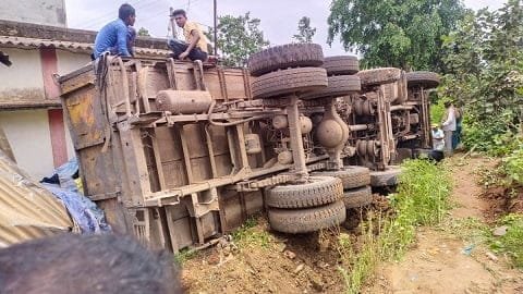 BalodNews: तेज रफ्तार का कहर, खाद की बोरियों से भरी 12 चक्का ट्रक मलकुंवर चौक में पलटी, हादसे में बचे लोग ,पड़े पूरी खबर