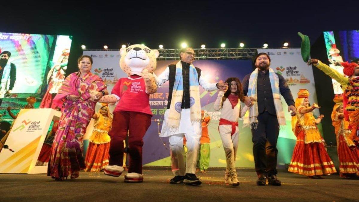 मंच पर झूमे सीएम शिवराज मंच पर -Khelo India Youth Games का शुभंकर, थीम सांग व मशाल लांच