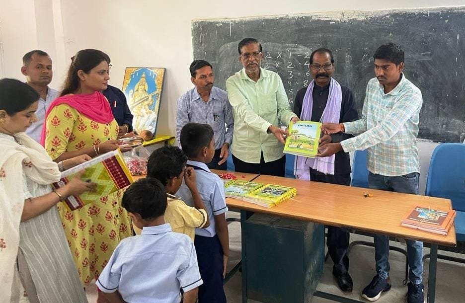 स्वामी आत्मानंद उत्कृष्ट विद्यालय बसदेई में मनाया गया प्रवेश उत्सव
