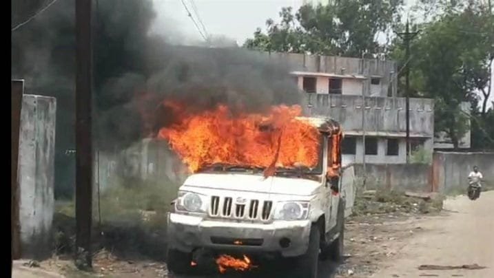 Korba Vehicle fire News: खड़ी वाहन में शार्ट सर्किट से लगी आग