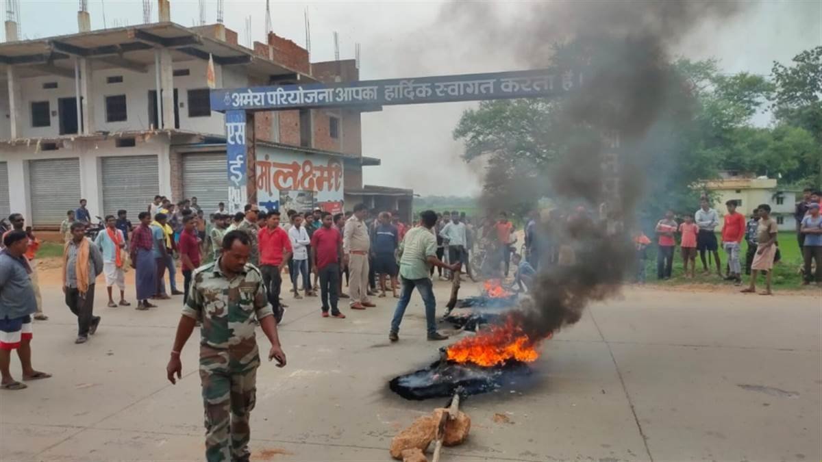 Ambikapur News : दुर्घटना में युवक की मौत पर भड़का आक्रोश,किया जाम