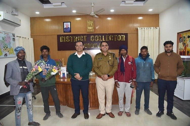 Ambikapur News : उत्तर प्रदेश से सकुशल लौटे पहाड़ी कोरवा युवा सरगुजा के मैनपाट के युवा थे बागपत जिले में, वीडियो जारी कर मदद की अपील की थी, वापसी पर मुख्यमंत्री और जिला प्रशासन के प्रति किया आभार व्यक्त प्रशासन द्वारा त्वरित कार्यवाही करते हुए युवाओं...