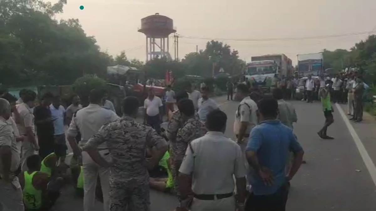 Truck hits Kanwariyas on highway in Morena, MP, 2 dead, 5 seriously injured/मप्र के मुरैना में हाइवे पर कांवड़ियों को ट्रक ने टक्कर मारी, 2 की मौत, 5 गंभीर घायल