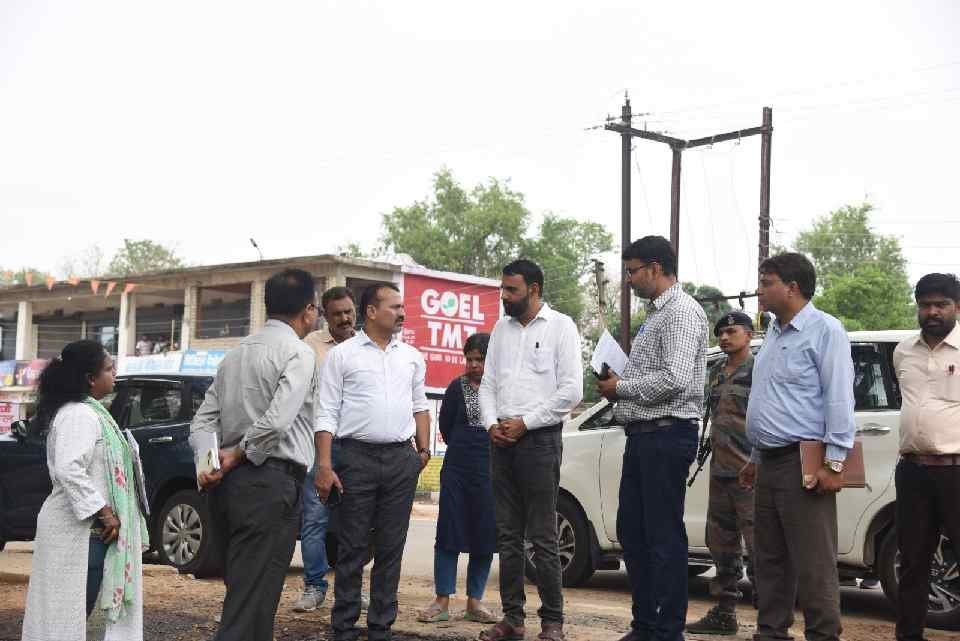 Ambikapur news : कलेक्टर श्री भोसकर रविवार को पहुंचे सहकारी समितियों में, निरीक्षण कर खाद-बीज भण्डारण एवं वितरण की ली जानकारी, सड़क निर्माण का किया निरीक्षण