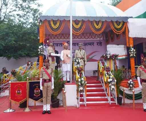 78 वा स्वतंत्र दिवस पर मुख्यमंत्री श्री साय ने तिरंगा फहराया, कहा विकसित छत्तीसगढ़ का संकल्प लेकर आगे बढ़ रही सरकार.... पढ़े पूरी ख़बर