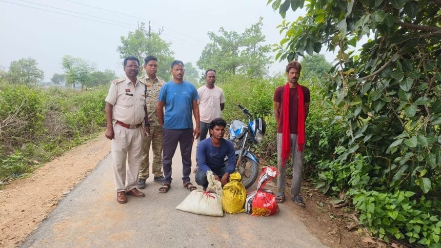 Mahuwa Daru : पुलिस की बड़ी कार्रवाई, बाइक पर शराब तस्करी कर रहे युवक को पकड़ा, 50 लीटर महुआ शराब जब्त!