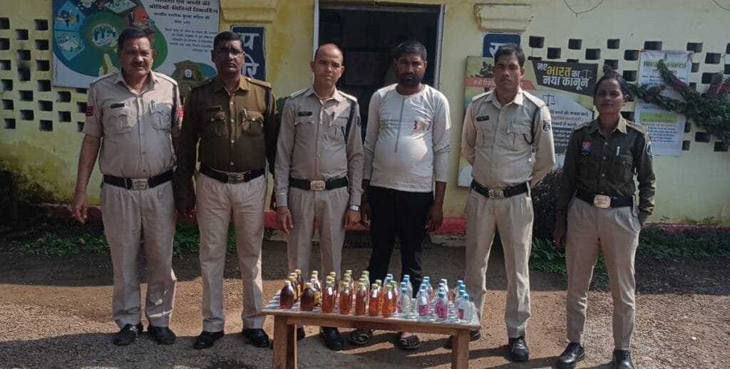 Bilaspur : 43 पाव अवैध शराब के साथ किया गिरफ्तार थाना प्रभारी श्रवण कुमार टंडन पढ़े पूरी खबर