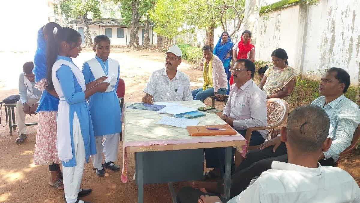 Balrampur News: कैबिनेट मंत्री नेताम के गांव में हॉस्टल अधिक्षिका पर गंभीर आरोप, छात्राओं ने की हटाने की मांग, जांच के आदेश