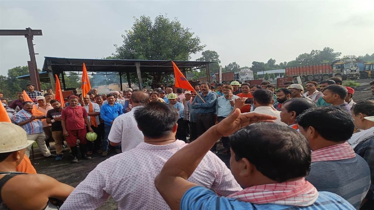 Ambikapur News : एरियर राशि भुगतान में हुई त्रुटि एवं इंकम टैक्स की कटौती से श्रमिक नाराज,