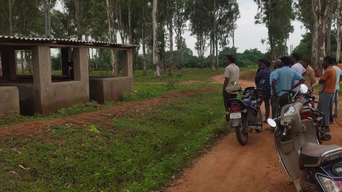 Ambikapur News: गोठान के शेड में फांसी पर मिली लाश, स्वजन ने हत्या का लगाया आरोप,पड़े पूरी खबर