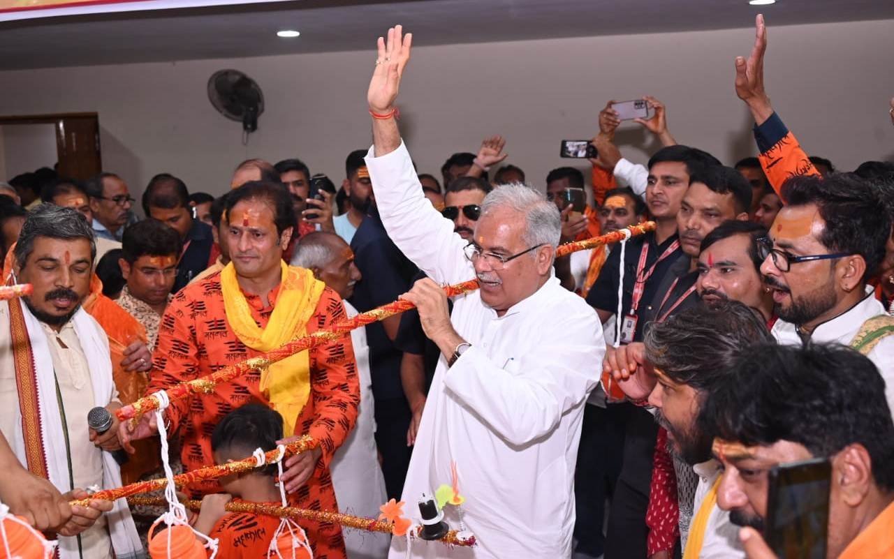 CM News :हाथों में जलाभिषेक का जल थामे कांवड़ लेकर मुख्यमंत्री ने किया दिव्य कांवड़ यात्रा का शुभारंभ ,पड़े पूरी खबर
