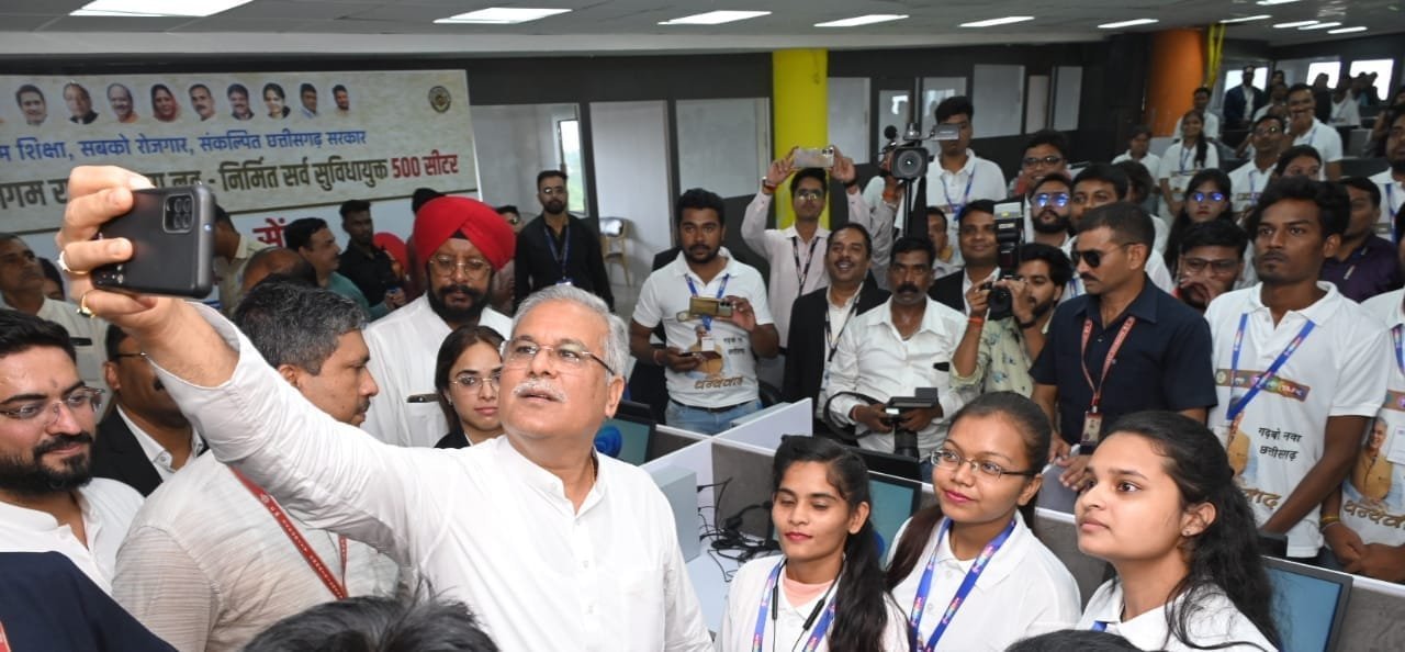 मुख्यमंत्री श्री भूपेश बघेल ने जन्मदिन पर युवाओं को दिया बीपीओ का तोहफा ,CM ने दिए 100 युवाओं को जॉब लेटर ,पड़े पूरी खबर