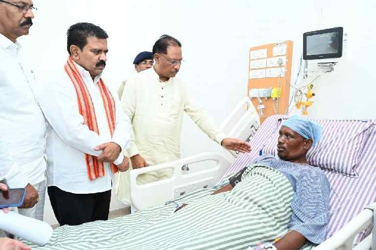 Naxal Attack: मुख्यमंत्री विष्णु देव साय और उपमुख्यमंत्री विजय शर्मा अबूझमाड़ नक्सली हमले में घायल जवानों से मिलने पहुंचे रामकृष्ण अस्पताल,,,,नक्सल मुठभेड़ में घायल जवान का हौसला बुलंद