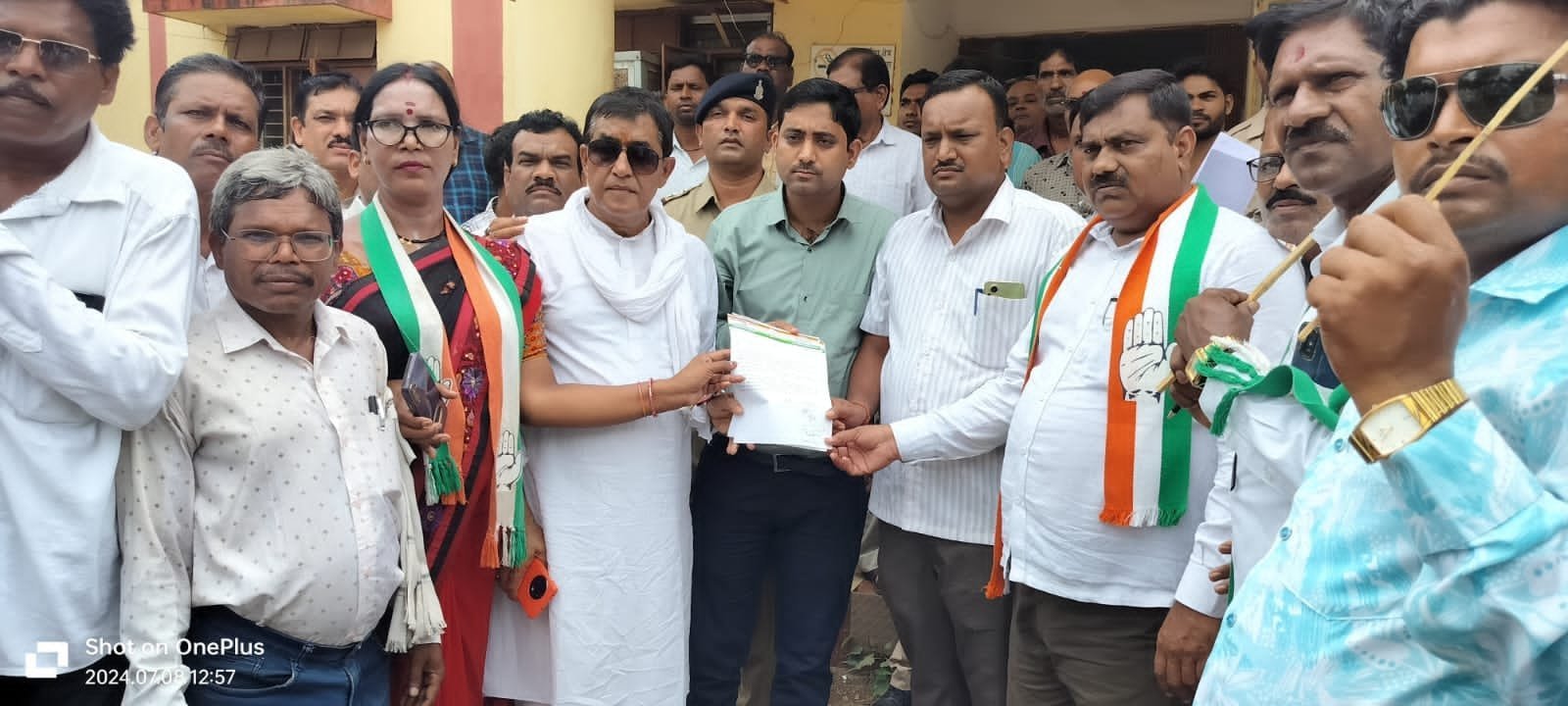 राज्य में बढी विद्युत दर को वापस लेने व अघोषित विद्युत कटौती को लेकर अनुविभागीय अधिकारी को सौंपा ज्ञापन