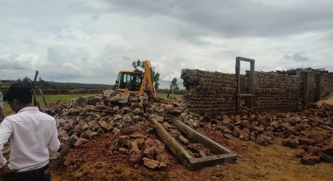 Surguja News: अतिक्रमण पर चला प्रशासन का बुलडोजर, शासन की 35 एकड़ बेशकीमती भूमि को कराया गया कब्जामुक्त