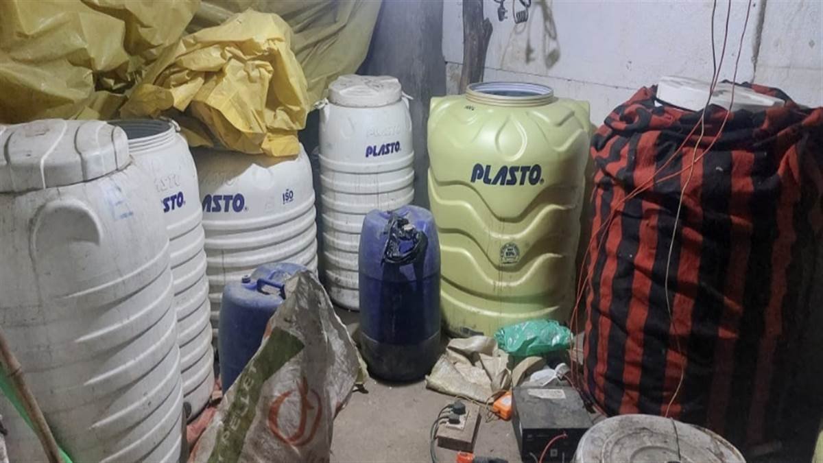 Ambikapur News : देशी महुआ शराब निर्माण की फैक्टरी का ,सकलो के ग्रामीणों ने किया पर्दा फाश फॉरेस्ट रेस्ट हाऊस के नाक के नीचे चल रही थी कारोबार, पढ़े पूरी खबर