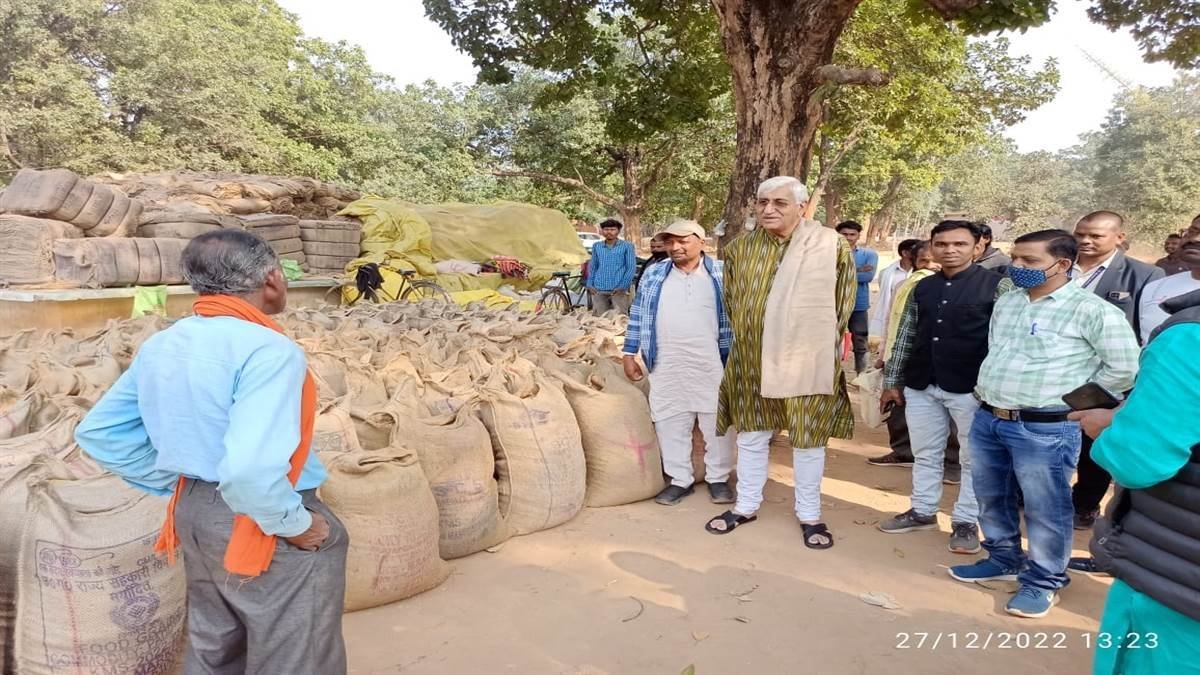 News: धान खरीदी केंद्रों में पहुंचे स्वास्थ्य मंत्री सिंहदेव,मिली बेहतर व्यवस्था