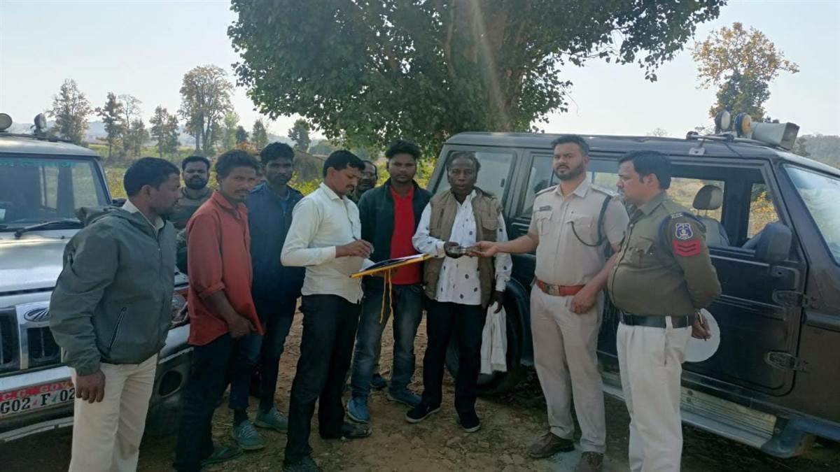 हाथी ने सूड़ से दबाकर मार मोके पर बुजुर्ग की