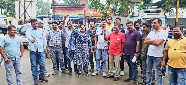 Ptrakar news: अम्बिकापुर के पत्रकारों ने मेडिकल कॉलेज अस्पताल के सामने किया प्रदर्शन ।
