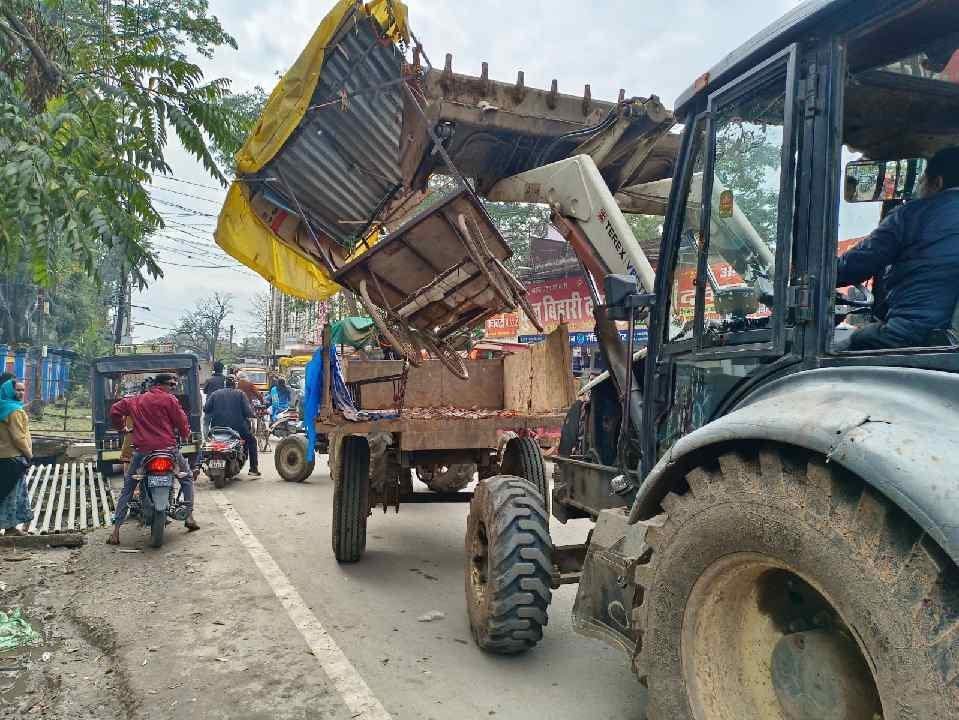 AMBIKAPUR : कलेक्टर के निर्देश पर जारी है निगम प्रशासन का अभियान, मुख्य चौक चौराहों, सड़क किनारे अतिक्रमण कर अवैध संचालित ठेले और गुमटियां हटाई गई
