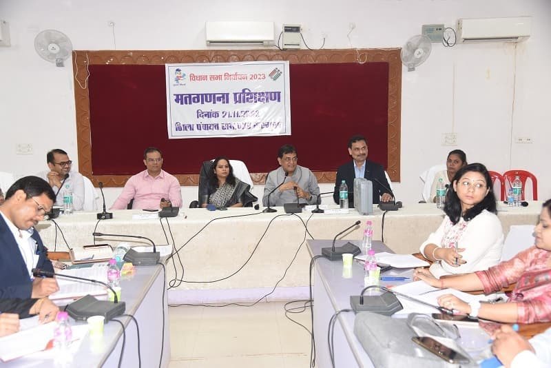 3 दिसंबर को मतगणना, तैयारी शुरू, राज्य निर्वाचन कार्यालय से आए नेशनल लेवल मास्टर ट्रेनर्स द्वारा मतगणना कार्य हेतु संभाग के 5 जिलों से आए अधिकारियों को दिया गया गुणवत्तापूर्ण विस्तृत प्रशिक्षण
