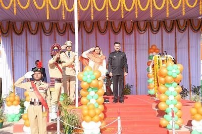 महिला एवं बाल विकास मंत्री श्रीमती लक्ष्मी राजवाड़े ने राष्ट्रीय ध्वज फहराकर परेड की ली सलामी, शहीदों के परिजनों को शाल-श्री फल देकर किया सम्मानित