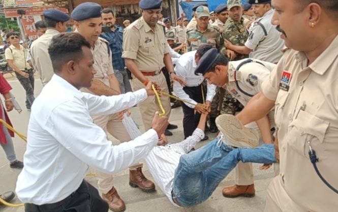 police Arrest : कांग्रेसियों को पुलिस ने घड़ी चौक पर किया गिरफ्तार। ....पढ़े पूरी खबर।। .सरगुजा टाइम्स अंबिकापुर। ......
