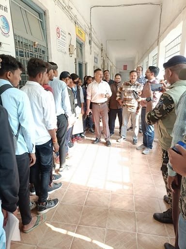 अग्निवीर भर्ती हेतु ऑनलाइन फार्म भरने पीजी कॉलेज में संचालित सुविधा केंद्र में व्यवस्थाओं का जायजा लेने पहुंचे कलेक्टर