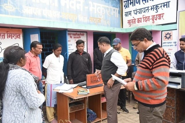 पीवीटीजी बहुल ग्राम अलगा और भकुरमा में पहुंचे कलेक्टर श्री विलास भोस्कर, कैंप लगाकर लोगों के बनाए जा रहे आधार, आयुष्मान कार्ड, बैंक खाते खोलने भी बैंक सखी मौजूद