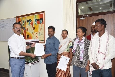 साथ ही प्रशासन के सहयोग से पत्नी को मिला पेंशन अदायगी आदेश, शासन का किया धन्यवाद