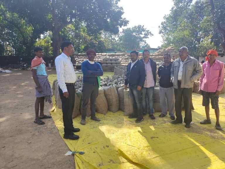 Dhan Japti : ग्राम आमादरहा में दो किराना दुकानों से अवैध धान भण्डारण की सूचना मिलते ही पहुंची प्रशासनिक टीम, 1000 बोरी अवैध धान जब्त