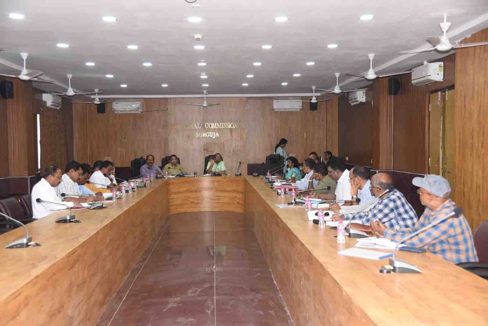 सरगुजा संभागायुक्त श्री जीआर चुरेंद्र की अध्यक्षता में संभागीय अधिकारियों की बैठक संपन्न