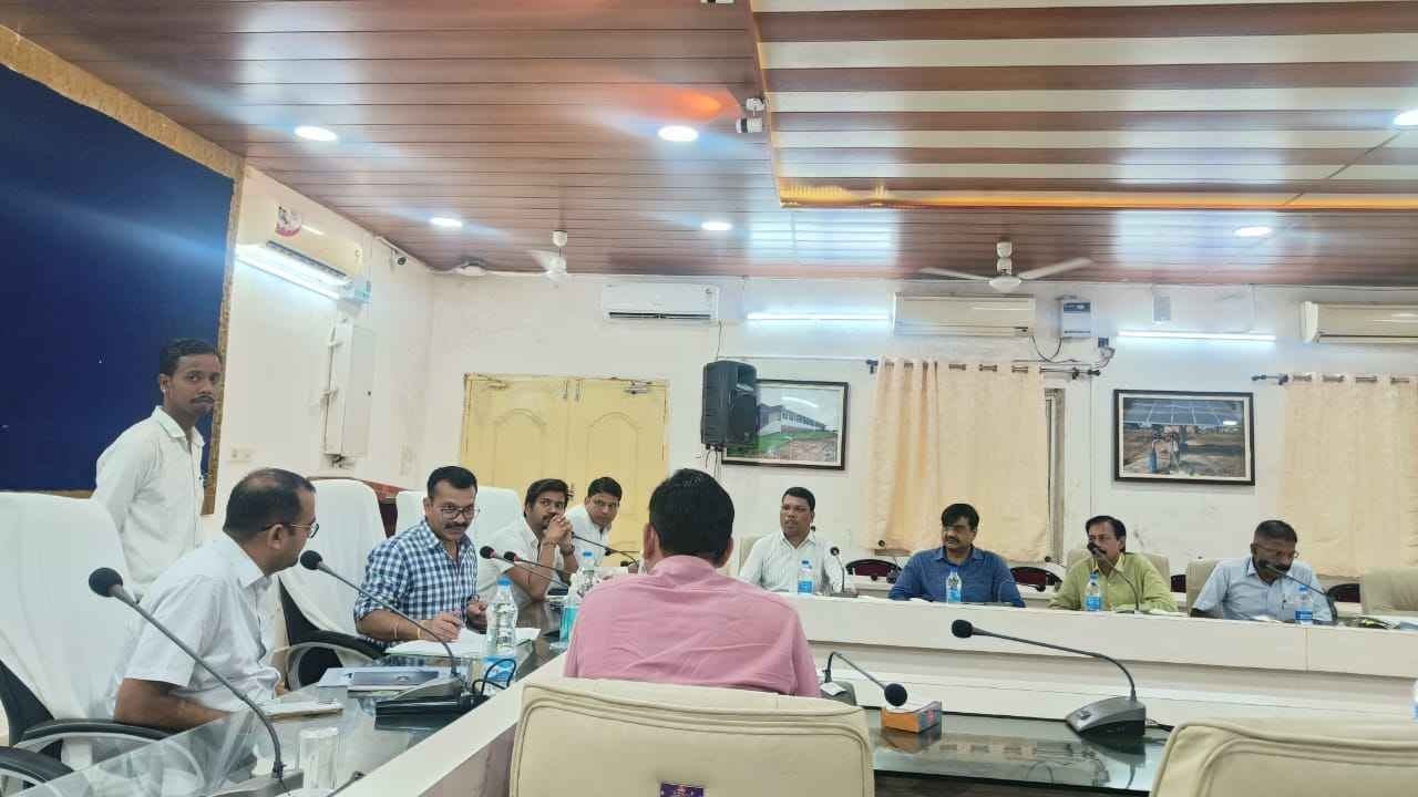 अम्बिकापुर पीएम सूर्यघर मुफ्त बिजली योजना के क्रियान्वयन हेतु कलेक्टर ने ली बैठक