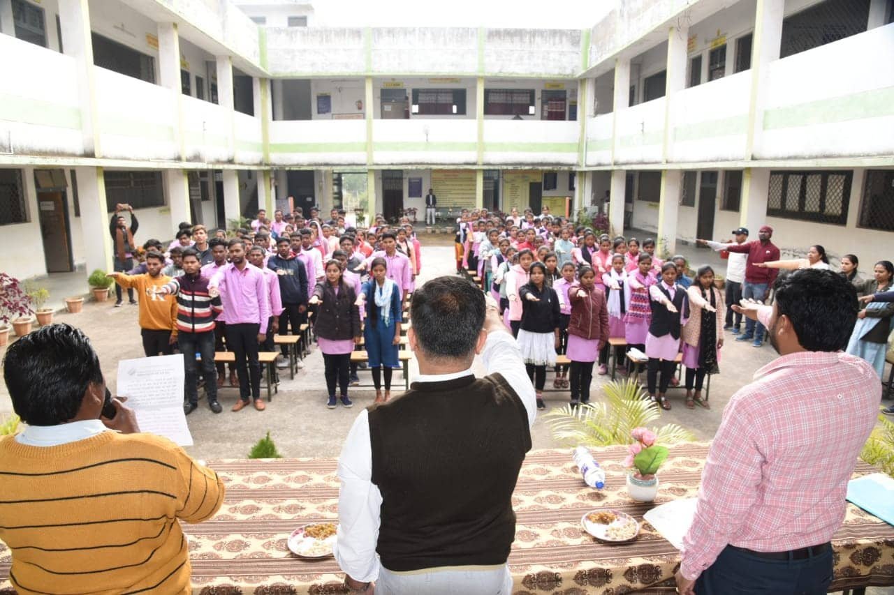 धान उपार्जन केन्द्र बतौली के औचक निरीक्षण में पहुंचे कलेक्टर, किसानों से बात कर धान खरीदी व्यवस्था पर लिया फीडबैक