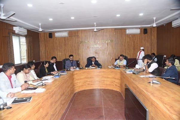 शासन की फ्लैगशिप योजनाओं के क्रियान्वयन पर संभागायुक्त ने समस्त कलेक्टर एवं जिला पंचायत सीईओ की ली बैठक