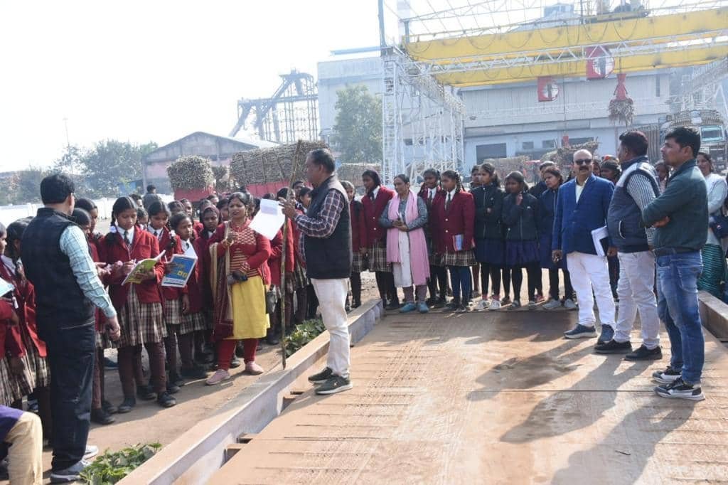 AMBIKAPUR : राष्ट्रीय आविष्कार मिशन अंतर्गत बच्चों के कराया गया शैक्षणिक भ्रमण, जिला मुख्य कार्यपालन अधिकारी ने हरी झंडी दिखाकर शैक्षणिक भ्रमण बस को किया रवाना 23 दिसंबर को दिव्यांग बच्चों को कराया जाएगा शैक्षणिक भ्रमण