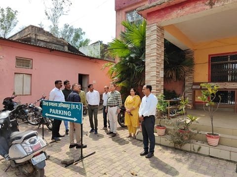 कलेक्टर श्री विलास भोस्कर ने जिला ग्रंथालय का किया औचक निरीक्षण,व्यवस्थाएं सुनिश्चित करने हेतु दिए आवश्यक दिशा-निर्देश