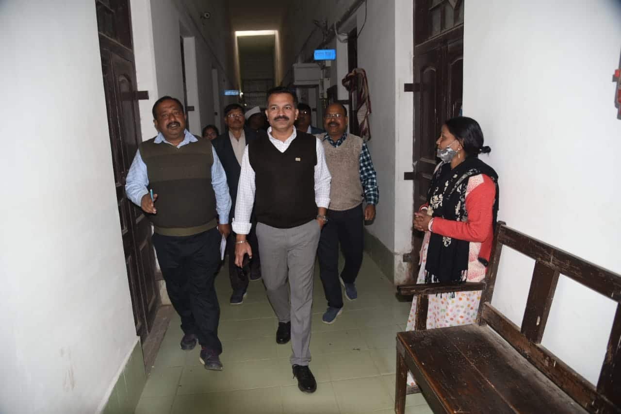 कलेक्टर श्री विलास भोस्कर ने सोमवार को कलेक्ट्रेट के विभिन्न शाखाओं का किया औचक निरीक्षण