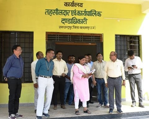 संभागायुक्त ने किया बलरामपुर जिले का सघन दौरा