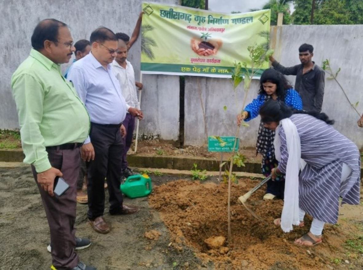AMBIKAPUR: हाउसिंग बोर्ड कॉलोनी सरगवां में पौधा रोपण हुआ संपन्न……………. कालोनी मे 1500 पौधे लगाने का रखा गया लक्ष्य