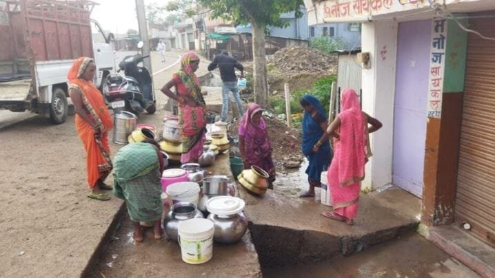 तालाबों की नगरी रतनपुर में नगर पालिका अध्यक्ष के वार्ड में बूंद बूंद पानी को तरसते लोग