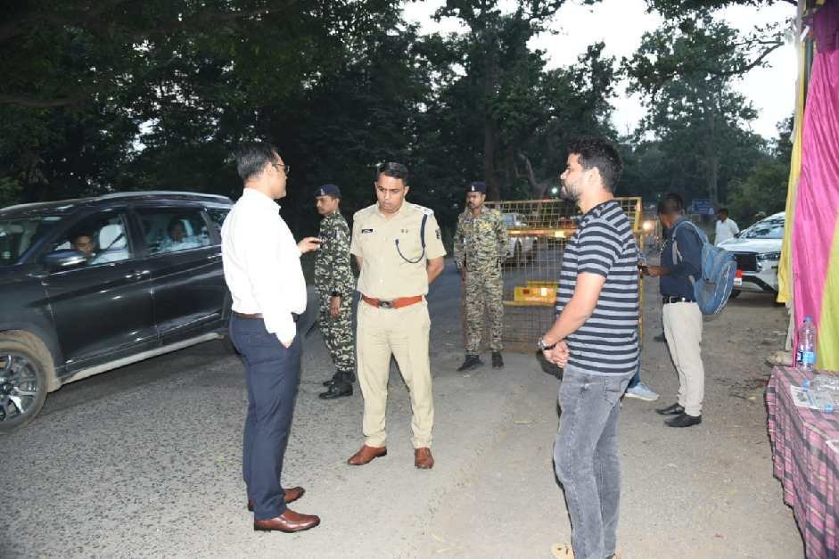 AMBIKAPUR: कलेक्टर-एसपी ने काली घाट चेकपोस्ट का किया औचक निरीक्षण,सभी इंट्री एवं एक्जिट पॉइंट पर रखी जा रही सतत निगरानी