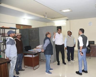 लोकसभा निर्वाचन के मद्देनजर ईवीएम मशीनों की एफएलसी का कार्य शुरू, राजनीतिक दलों की मौजूदगी में खोला गया वेयरहाउस