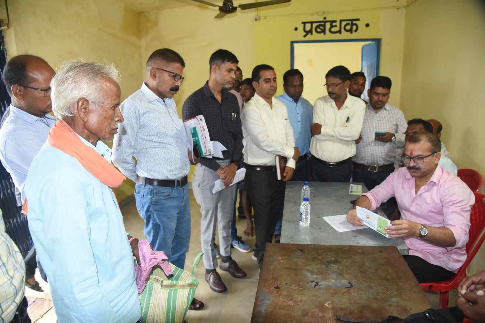 Ambikapur news: कलेक्टर ने किया खाद-बीज केंद्र का औचक निरीक्षणकिसानों को समय पर खाद-बीज उपलब्ध कराने के निर्देश