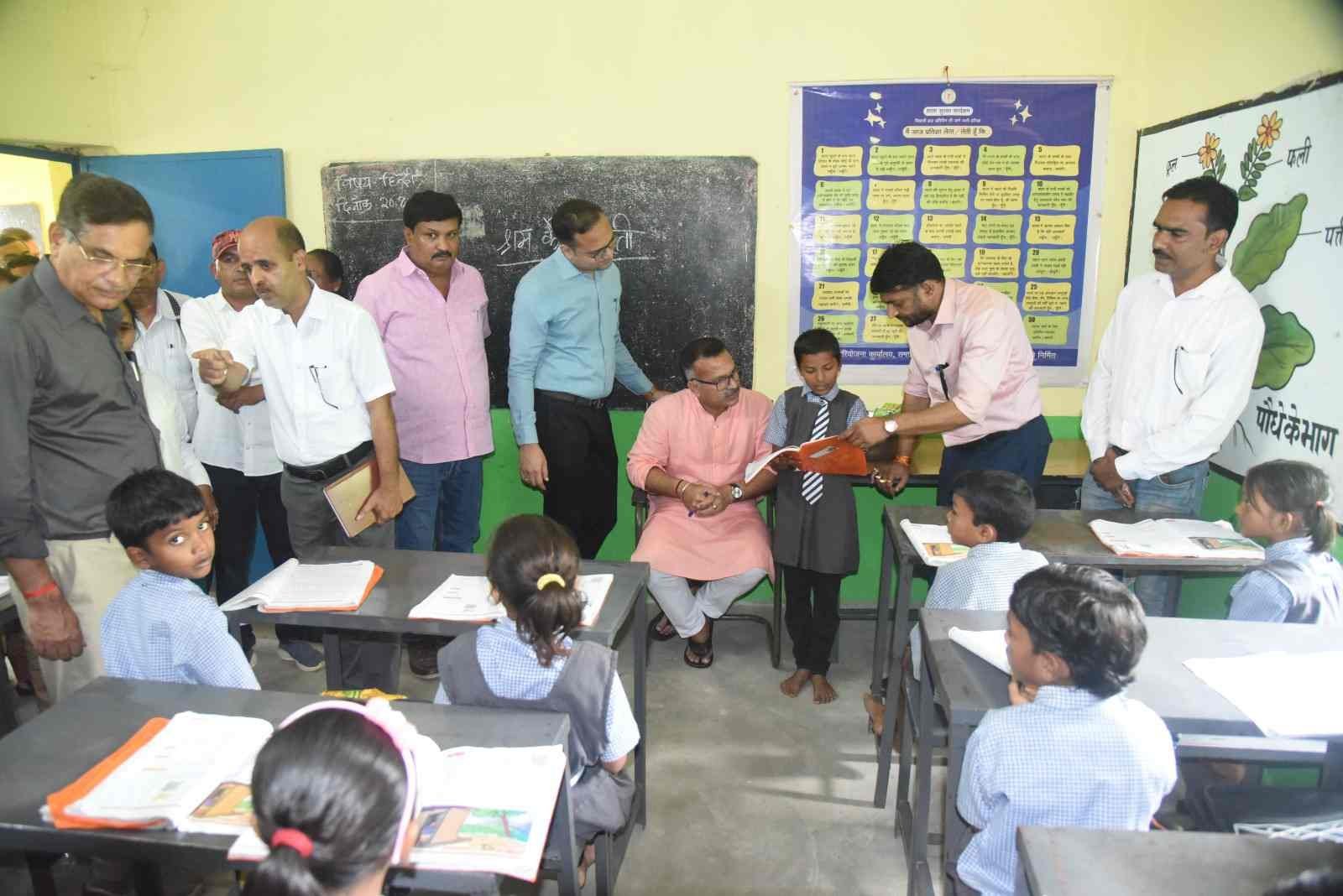 कलेक्टर श्री विलास भोसकर ने किया लखनपुर विकासखण्ड का दौरा