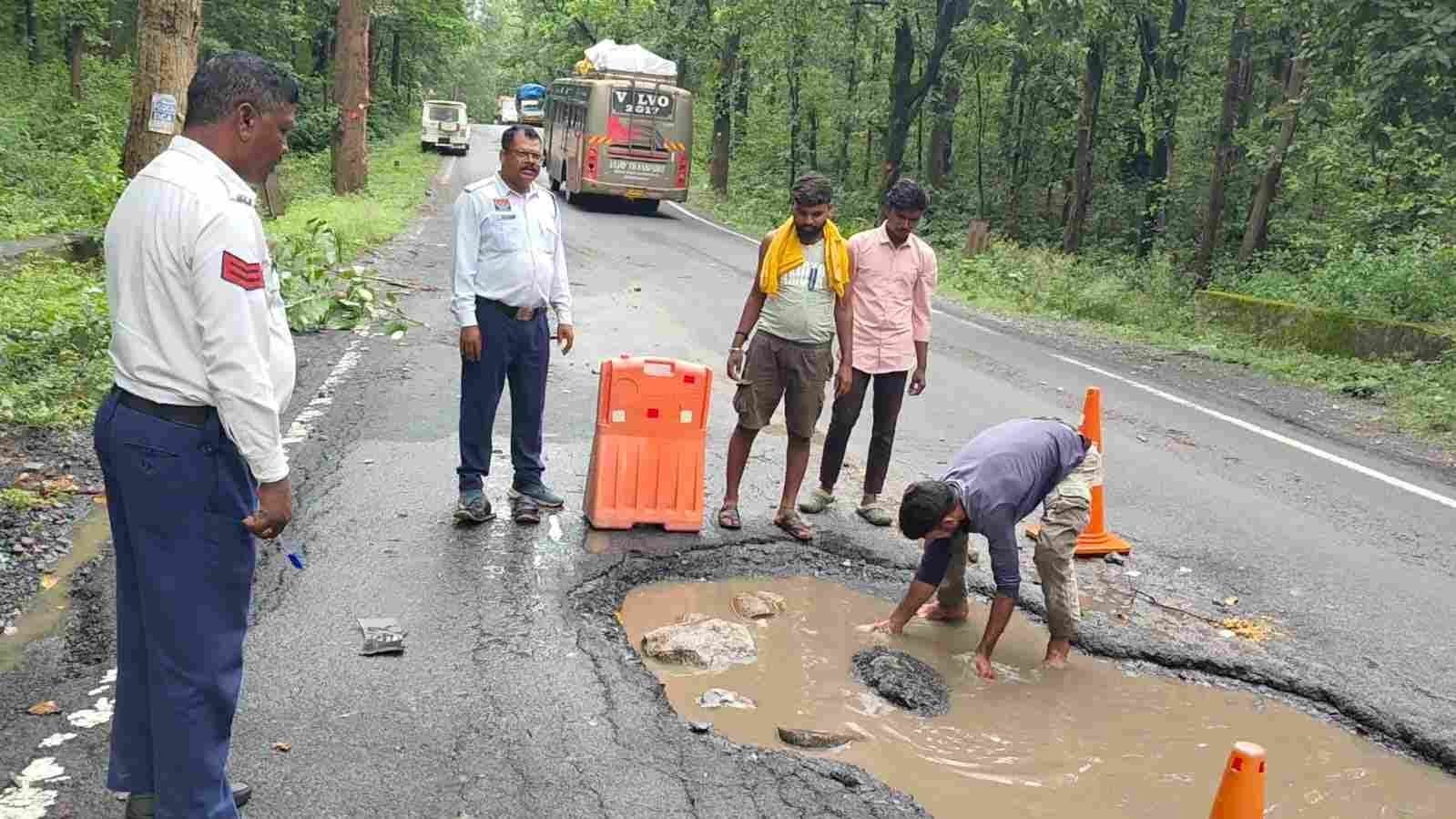बलरामपुर: सड़क के गड्ढे ने करवाया बड़ा हादसा, कई वाहन फंसे – यातायात पुलिस टीम ने मौके पर पहुंचकर किया अस्थायी समाधान