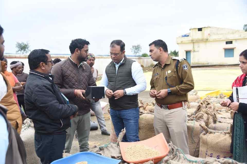 कलेक्टर-एसपी पहुंचे करजी धान खरीदी केंद्र, व्यवस्थित रूप से धान खरीदी करने के दिए निर्देश, पढ़े पूरी ख़बर