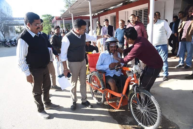 कलेक्टर श्री भोस्कर ने दो दिव्यांगजनों को प्रदाय की ट्राइसाइकिल